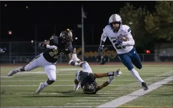  ?? Bobby Block/The Signal ?? West Ranch’s Derek Miranda (21) runs ahead of a group of pursuing Golden Valley players during a game on Oct. 8.