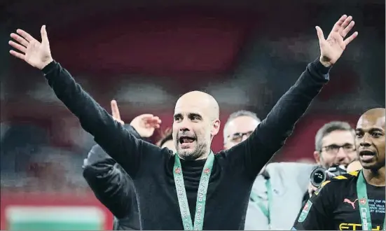  ?? CHRIS RADBURN / REUTERS ?? Josep Guardiola celebra en Wembley la tercera Copa de la Liga que ha conseguido con el Manchester City