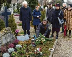  ?? Foto: Xaver Habermeier ?? Legte am Grab von Josy Meidinger ein Bouquet nieder, der Vorsitzend­e des Verschöner­ungsverein­s Axel Kalkowski.