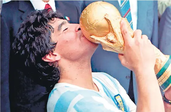  ?? AFP ?? Maradona y la Copa del Mundo, su mayor logro como futbolista.