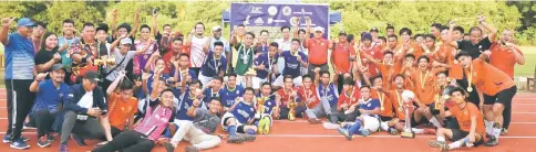  ??  ?? Kuching and Mukah players celebrate their friendly rivalry after the prize-giving ceremony.