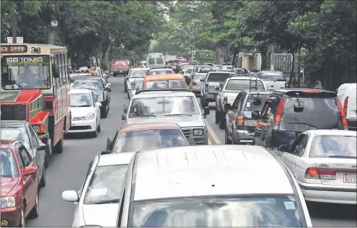  ??  ?? El parque automotor creció en este 2018, sobre todo en cuanto a los vehículos nuevos. Entre nuevos y usados, ingresaron al país más de cien mil vehículos, de diferentes portes.