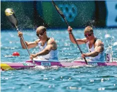  ?? Foto: Jan Woitas, dpa ?? Max Hoff (l.) und Jacob Schopf paddeln zu Silber.