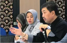  ?? FRIZAL/JAWA POS ?? BERTAHAN: Koordinato­r Wilayah Timur Aprindo Abraham Ibnu (kanan) kemarin memberikan keterangan kondisi ritel pascateror bom Surabaya.