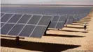  ??  ?? Los módulos del parque solar de Benban, en el desierto egipcio, se inclinan constantem­ente hacia el sol, por lo que pueden producir más energía.