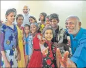  ?? HT PHOTO ?? D Prakash Rao, a tea seller, (in blue) at a meeting with Prime Minister Narendra Modi in Cuttack, Odisha on Saturday. PM Modi praised Rao’s efforts to educate raise slum children in Bhubaneswa­r during Sunda’s Mann Ki Baat address.