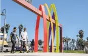  ?? EDUARDO CONTRERAS U-T ?? Gente disfruta del día soleado a lo largo de Seacoast Drive cerca del muelle en Imperial Beach.