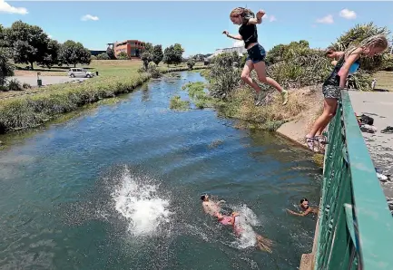  ?? SCOTT HAMMOND/STUFF ?? Jumping off the Taylor River’s Henry St bridge in January.