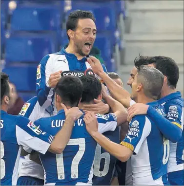  ??  ?? UN REFERENTE. Sergio García, abrazado por sus compañeros después de gol decisivo.