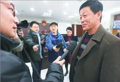  ?? HEI KE / FOR CHINA DAILY ?? Wang Lijun accepts interviews after he is announced as innocent at court in the Inner Mongolia autonomous region on Friday.