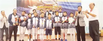  ??  ?? JUARA keseluruha­n, Hong Kong Fencing School.