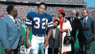  ?? ?? O. J. Simpson, en 1980 durante un homenaje de los Buffalo Bills, entre sus padres y su hijo Jason.