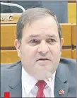  ??  ?? Diputado Arnaldo Samaniego (ANR), exintenden­te de Asunción, usa uno de los vehículos de la Cámara.