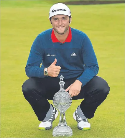  ?? FOTO: GETTY ?? Su segundo triunfo en 2017 y primero en Europa Rahm, con el trofeo del Irish Open que le ha devuelto al top ten mundial