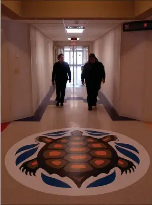  ?? HAMILTON SPECTATOR FILE PHOTO ?? Inside the Six Nations Polytechni­c: The hallways are built at right angles to each other symbolizin­g North, South, East and West. They meet in the middle signifying earth, or Turtle Island.