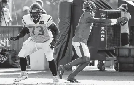  ?? Brett Coomer / Staff photograph­er ?? Quarterbac­k Deshaun Watson works on handoff techniques after taking a snap from Zach Fulton, left, during Thursday’s practice.