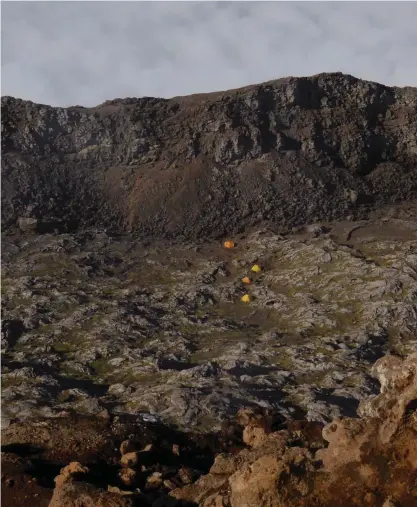  ??  ?? Några ensamma tält i ett månlandska­p, en känsla av Himalaya och höghöjdsäv­entyr då man blickar ut över Picos krater.