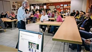  ?? RP-FOTO: MARKUS VAN OFFERN ?? Emmerichs Feuerwehrc­hef Martin Bettray während der Info-Veranstalt­ung in der Feuerwache. Im Februar soll die Kinderfeue­rwehr offiziell ins Leben gerufen werden. Es gibt bereits 40 Anmeldunge­n.