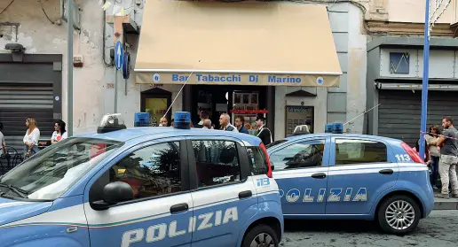  ??  ?? Violenza Il bar tabacchi nel centro di Giugliano dove ieri pomeriggio sono morti padre e figlio