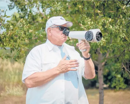  ?? CAROLINE YANG/THE NEW YORK TIMES ?? Chuck McGinley with his Nasal Ranger on Aug. 3 in South St. Paul, Minnesota.