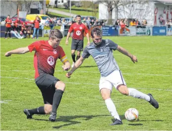  ?? FOTO: MATTHIAS JANSEN ?? Gleich schlägt es ein: Marco Brunner (rechts) hat sich gegen Reichenbac­hs Kapitän Dennis Marquart den nötigen Platz verschafft und trifft zum 4:1-Endstand für Fridingen/Mühlheim.