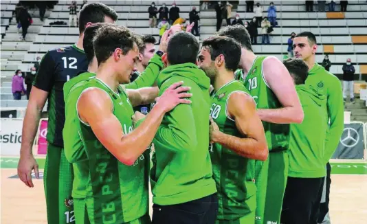  ?? FACEBOOK ?? Los jugadores del Peñas de Huesca, al final de uno de sus partidos en la LEB Oro