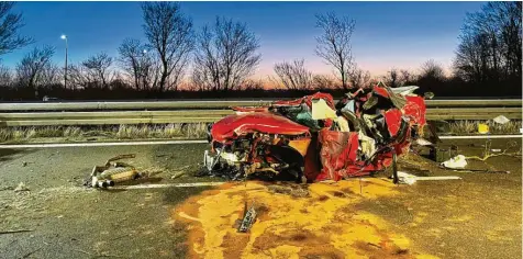  ?? Foto: Thomas Hiermayer, Feuerwehr Königsbrun­n ?? Nur noch ein Wrack war von dem Wagen der 23-jährigen tödlich verunglück­ten Fahrerin übrig.