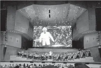  ?? CHRIS SWEDA/CHICAGO TRIBUNE ?? Conductor Carlos Kalmar is seen on the big screen as the Grant Park Orchestra performs at Millennium Park’s Pritzker Pavilion last June 12. The screen could be used more effectivel­y to enhance the proceeding­s.