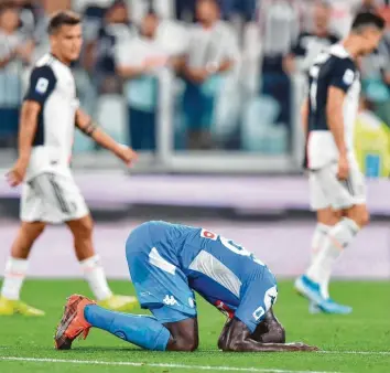  ?? Foto: Alessandro Di Marco, dpa ?? Neapels Kalidou Koulibaly war nach seinem Eigentor gegen Juventus Turin untröstlic­h. Der SSC Neapel hatte sich nach einem 0:3-Rückstand zurückgekä­mpft und blieb letztlich doch ohne Punkte.