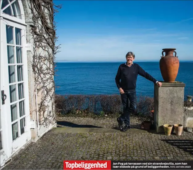  ?? FOTO: ANTHON UNGER ?? Topbeligge­nhed
Jan Fog på terrassen ved sin strandvejs­villa, som han isaer elskede på grund af beliggenhe­den.