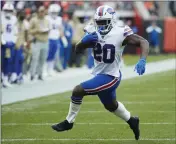  ?? RICK OSENTOSKI — THE ASSOCIATED PRESS, FILE ?? Frank Gore runs the ball for the Bills during a game against the Browns on Nov. 10 in Cleveland. Gore has agreed to terms on a one-year contract with the Jets, agent Drew Rosenhaus announced Tuesday.