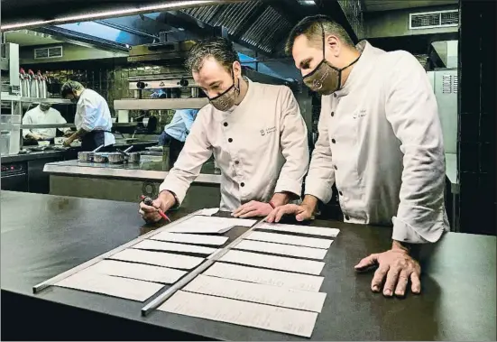  ?? CÉSAR RANGEL ?? Eduard Xatruch y Oriol Castro controlan el pase en la cocina del restaurant­e barcelonés que regentan junto a Mateu Casañas