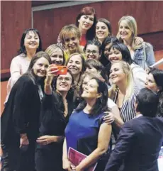  ??  ?? Las diputadas que aprobaron el proyecto festejaron ayer sacándose una selfie junto a la ministra Isabel Plá.