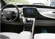  ??  ?? Der Innenraum der Japan-Limousine ist futuristis­ch und luxuriös zugleich