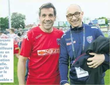  ?? Photo Midi Olympique - Patrick Derewiany ?? Ici en compagnie de l’entraîneur des trois-quarts Stéphane Glas, le directeur sportif Franck Corrihons (à droite) a souhaité procéder à un renouvelle­ment de l’effectif en vue de la saison prochaine.