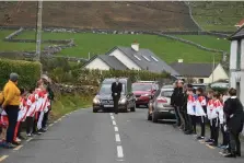  ?? PHOTO: DOMNICK WALSH ?? Heart-breaking: Emma Mhic Mhathúna’s coffin arrives at the church in Kerry.