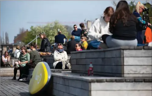  ?? FOTO: GREGERS TYCHO ?? Trængsel på Islands Brygge. Corona- krisen stiller store krav til hele befolkning­en. For de helt unge er det måske ekstra svært at overholde de mange restriktio­ner, man er jo kun 17 år en gang i livet.