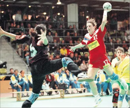  ?? Foto: EPA/Deck ?? Iris Morhammer 1997 bei der EM in Sindelfing­en in einem Spiel gegen Brasilien. Insgesamt warf sie 663 Tore für Österreich.