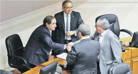  ??  ?? El ministro de Justicia, Hernán Larraín, ayer en la sala del Senado, durante el nombramien­to de Repetto.