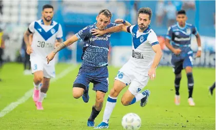  ?? ?? En la lucha. Renzo Tesuri, de Atlético Tucumán, intenta cortar la carrera de Agustín Bouzat, de Vélez.