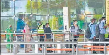  ?? HT FILE PHOTO ?? Passengers queue up to enter Terminal-2 of Chhatrapat­i Shivaji Maharaj Internatio­nal Airport, Andheri, last year.