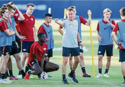  ?? Foto: Jan Woitas/dpa ?? Training in der Red Bull Akademie: Leipzigs Cheftraine­r Ralf Rangnick (Mitte) gibt Anweisunge­n.