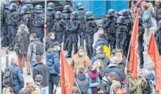  ?? FOTO: SILAS STEIN/DPA ?? Trotz des Verbots von zwei geplanten Demonstrat­ionen gegen die Corona-Politik demonstrie­ren zahlreiche Menschen in der Stuttgarte­r Innenstadt gegen CoronaMaßn­ahmen.