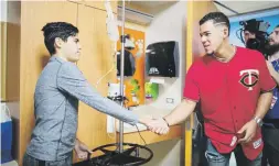  ?? Tonito.zayas@gfrmedia.com ?? El lanzador boricua José Orlando Berríos saluda al joven Jhasiel Rodriguez.