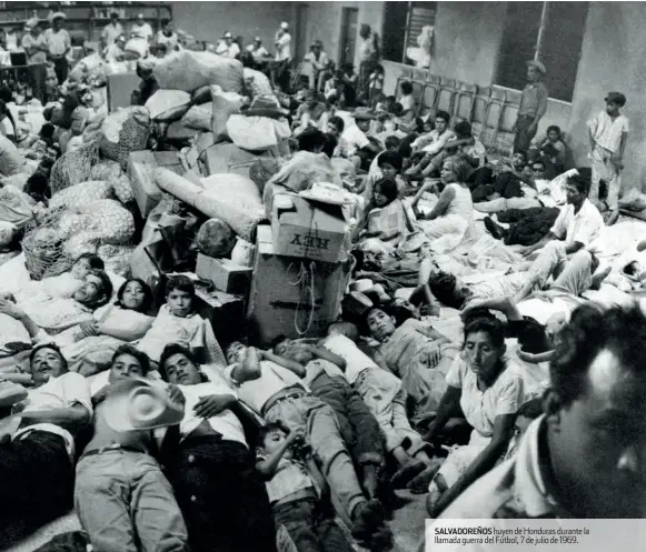  ??  ?? SALVADOREÑ­OS huyen de Honduras durante la llamada guerra del Fútbol, 7 de julio de 1969.