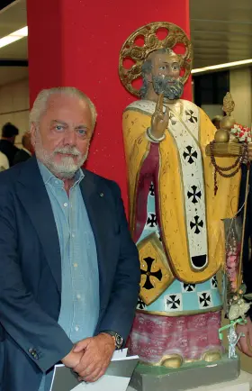  ??  ?? Accanto alla statua Aurelio De Laurentiis nella sala stampa dello stadio San Nicola