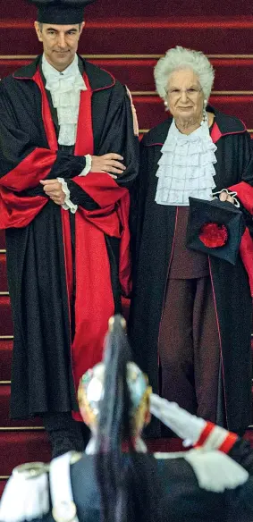  ?? (Guaitoli) ?? Toga
Liliana Segre scende lo scalone del Rettorato dell’università La Sapienza dove ieri ha ricevuto il Dottorato di ricerca honoris causa. A destra, il saluto di Mattarella