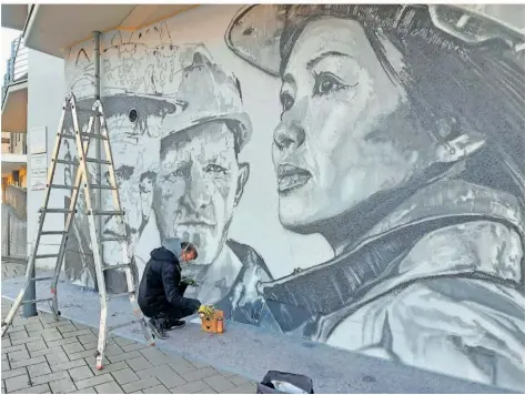  ?? FOTO: BECKERBRED­EL ?? Graffiti-Künstler Hendrik Beikirch am Donnerstag­vormittag noch während der Arbeit an der Rathausstr­aße 30 in Völklingen.