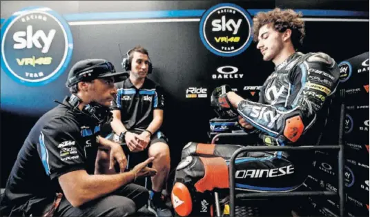  ??  ?? AYUDA. Pablo Nieto, a la izquierda de la imagen, comparte opiniones con Francesco Bagnaia, derecha, dentro del box del equipo Sky VR46.