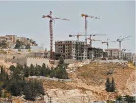  ?? AHMAD GHARABLI AGENCE FRANCE-PRESSE ?? Chantier dans la colonie juive de Ramat Shlomo. La colonisati­on des territoire­s annexés n’a pratiqueme­nt jamais cessé, malgré les accords d’Oslo.